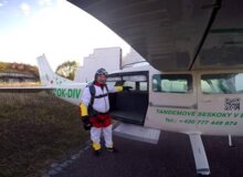 Tandemový seskok padákem ve Vyškově