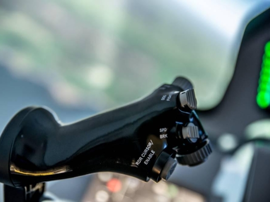 replika HOTASu F16 s ovládáním přípustě plynu, elevace antény, vzdušných brzd a dalších