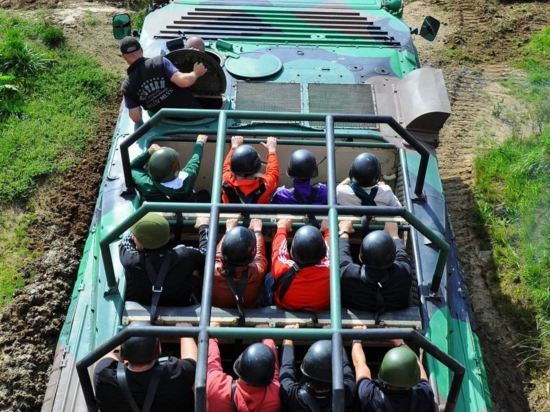Tato jízda Vám rozproudí krev v žilách a natřese zadek všem military fandům!