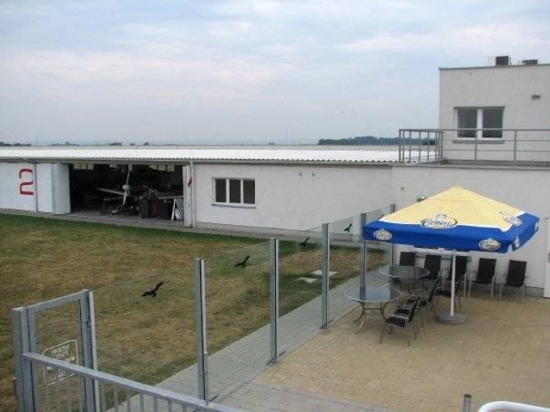 Hangáry s letním posezením