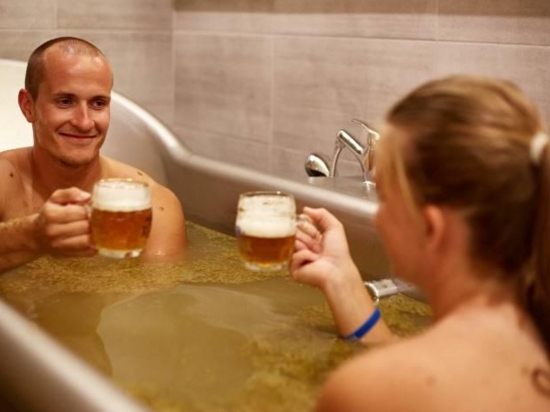 Romantická medová pivní koupel pro dva v Kuřimi