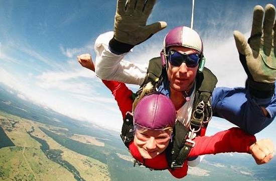 Tandemový seskok padákem v Brně či Vyškově - jedinečný adrenalinový zážitek