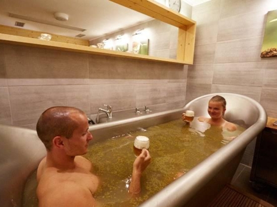 Romantická medová pivní koupel pro dva v Kuřimi