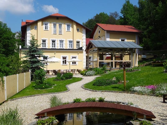 Hotelová budova se zahradou