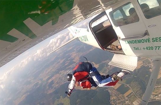 Tandemový seskok padákem v Brně či Vyškově - jedinečný adrenalinový zážitek