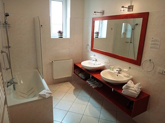 Dvoulůžkový pokoj - koupelna se sprchou a vanou, WC